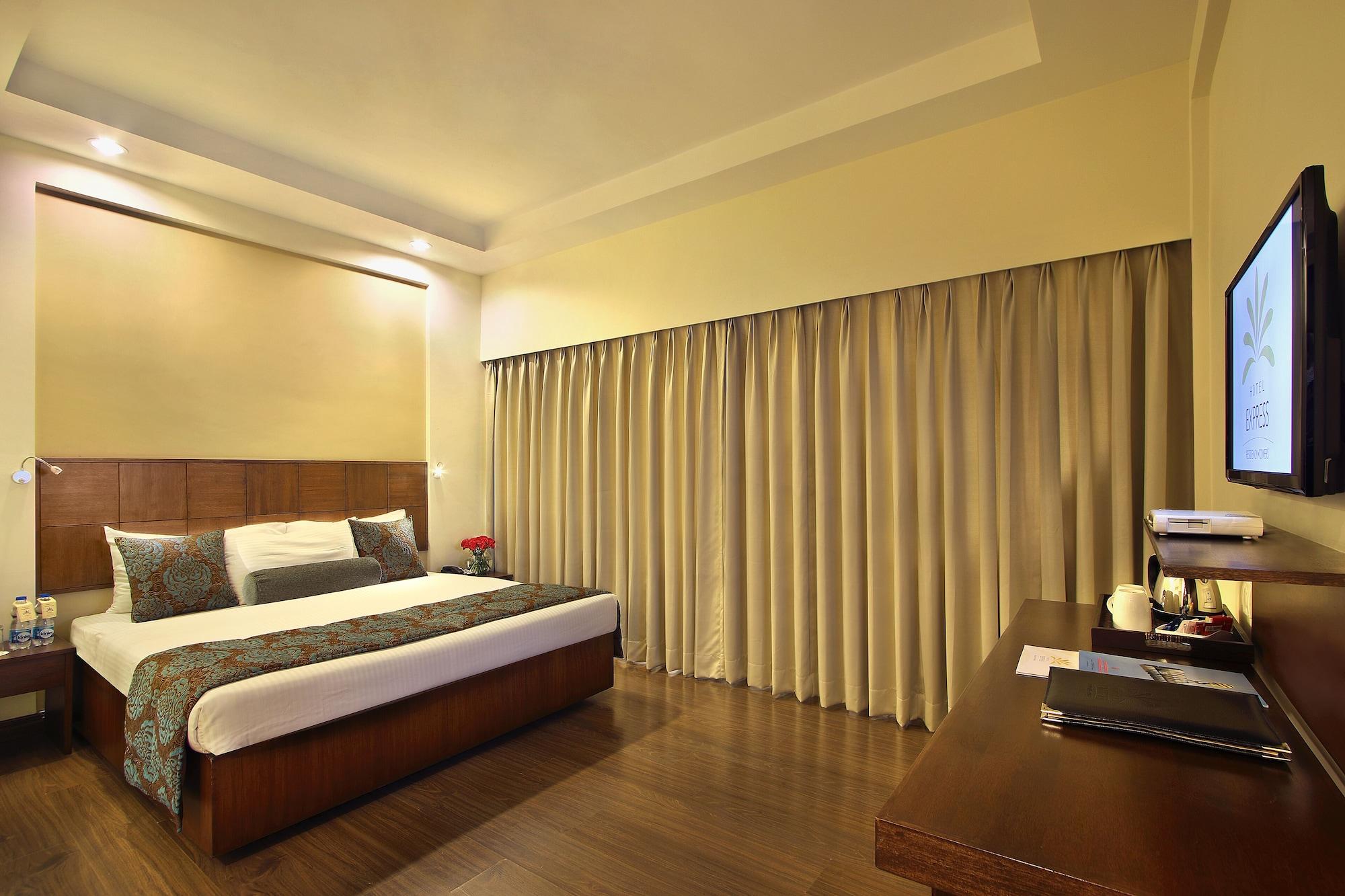 Hotel Express Towers Vadodara Exterior photo