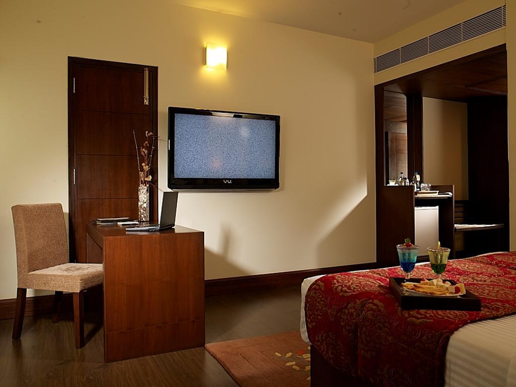 Hotel Express Towers Vadodara Room photo